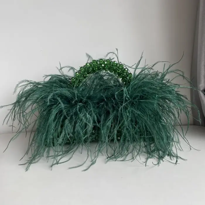 Sac à main en perles avec plumes et fourrure