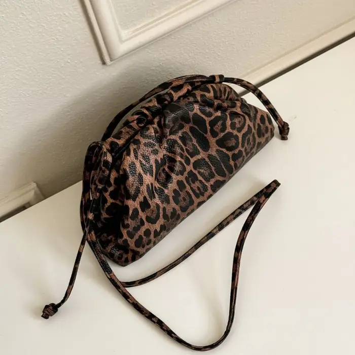 Sac nuage léopard plissé