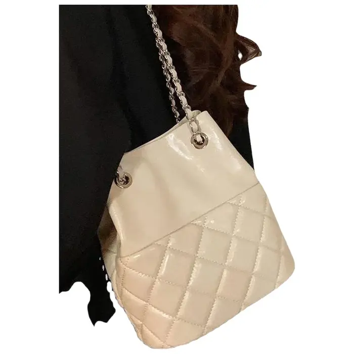 Sac seau argenté pour femme avec bandoulière chaîne