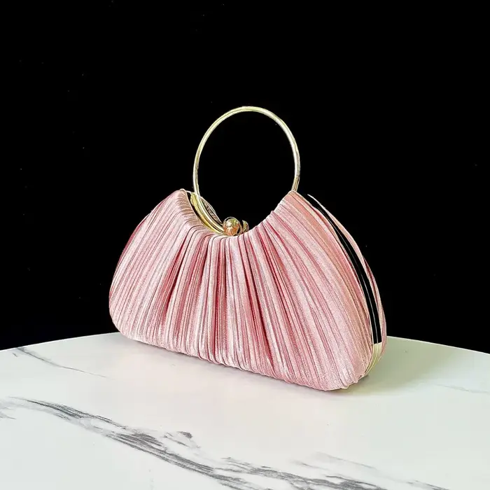 Pochette de soirée plissée en satin rose poudré avec grande poignée en anneau doré