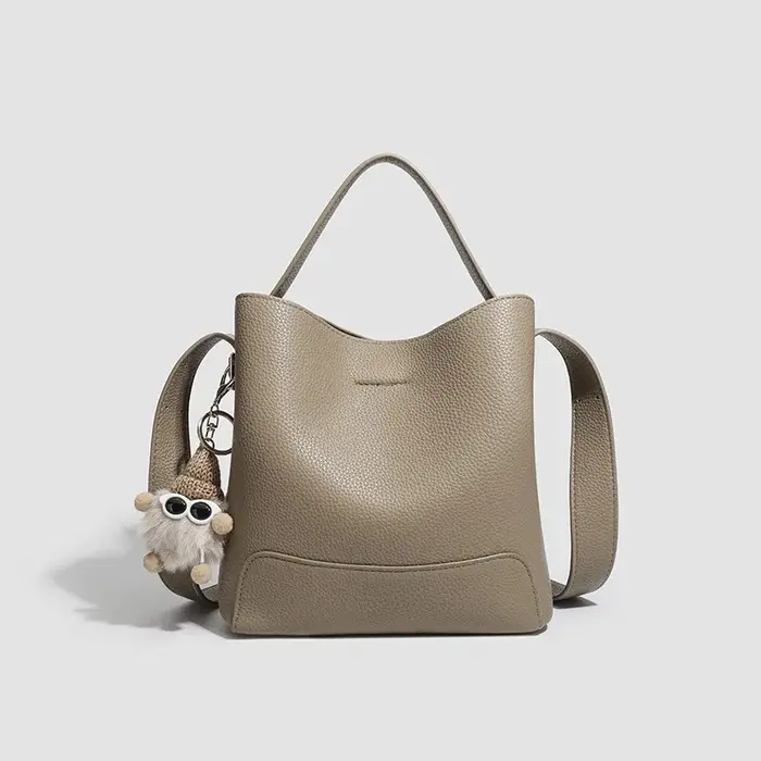 Nouveau Sac Seau en Cuir Kaki CEEKAY 2026 – Sac à Bandoulière Minimaliste avec Adorable Pendentif en Peluche – Sac à Main Décontracté pour Femme