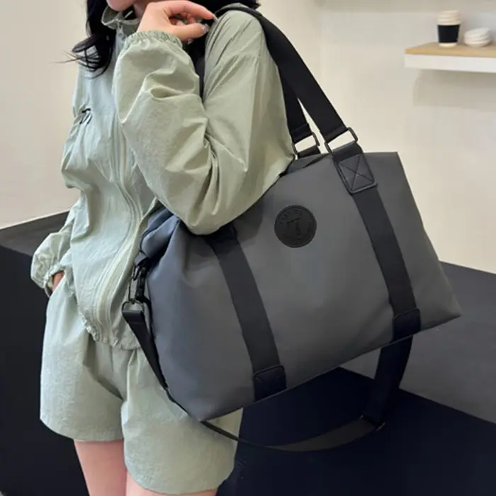 Sac de sport Chic avec emblème et détails pour les voyages quotidiens