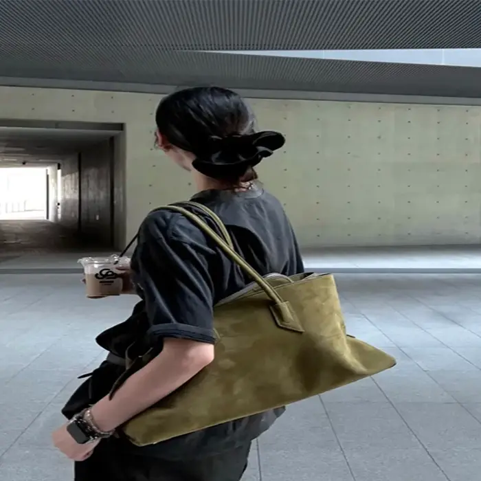 Sac à bandoulière simple en daim mat pour femmes