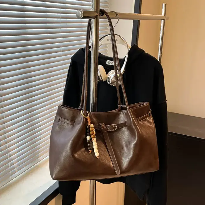 Sac fourre-tout vintage en cuir marron avec breloque perlée et boucle décorative