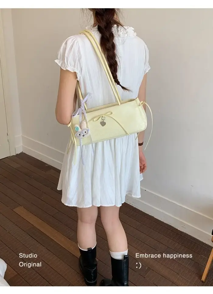 Sac à bandoulière long pour femme avec nœud à pois et breloque cœur