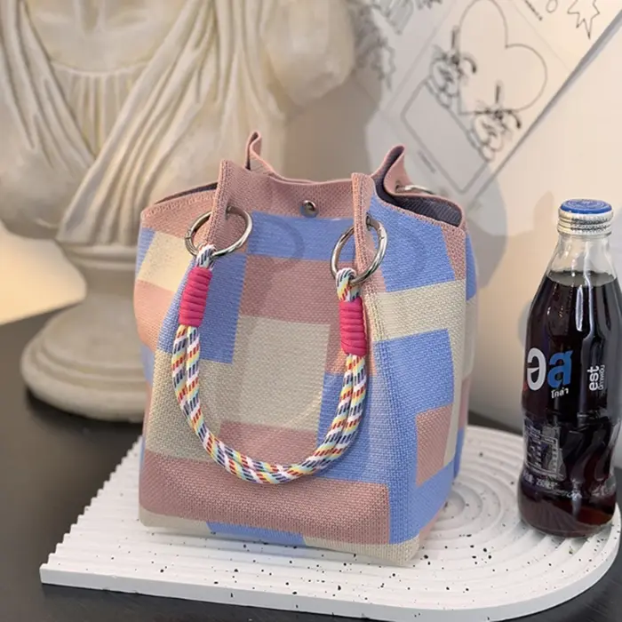 Ce sac à main seau rétro tricoté multicolore est simple et bloquant les couleurs, polyvalent et faci