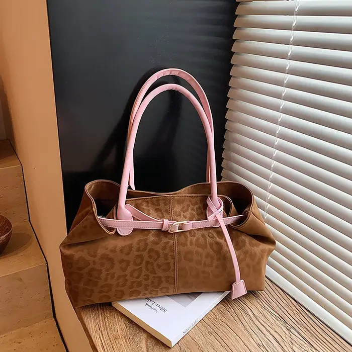Sac fourre-tout vintage imprimé léopard avec bandoulière rose contrastante