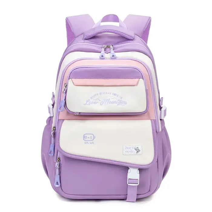 Sac à dos pour les étudiantes pendant la rentrée scolaire. Sac à dos d'étudiant. Sac à dos de style sportif avec design patchwork coloré. Sui
