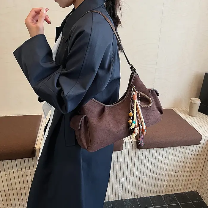 Faux daim couleur unie grande capacité Boston automne nouveau polyvalent 2025 offre spéciale sacs pour les femmes