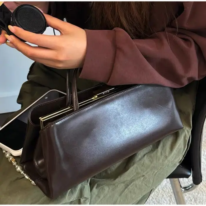 Pochette longue avec bandoulière réglable