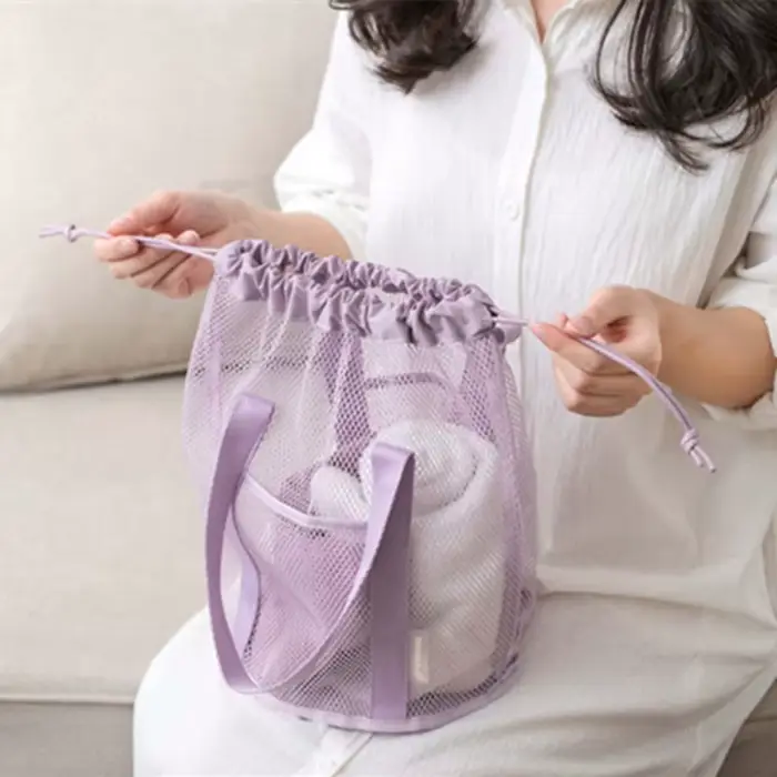 Sac de toilette de voyage pliable beige ultra-léger avec design ajouré en maille et poche à cordon pour sac à main de plage