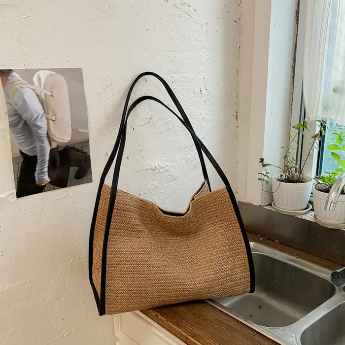 Sac fourre-tout en paille tressé avec garniture en cuir souple