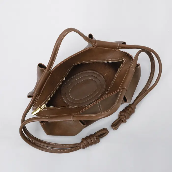 Sac à bandoulière en similicuir noir froissé pour femme