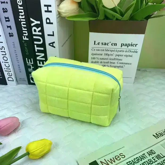 Trousse de maquillage élégante en fourrure pour femmes