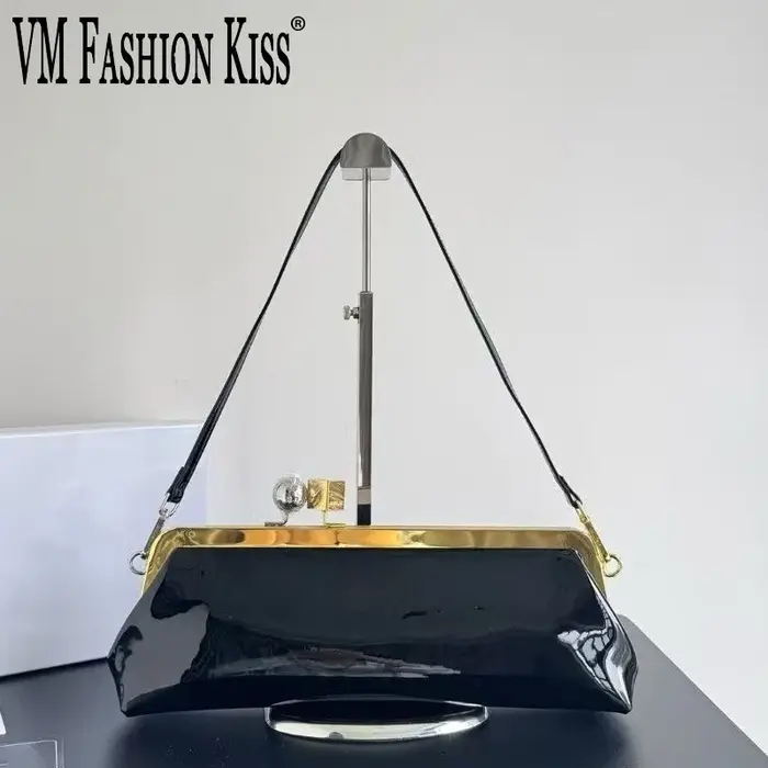 Pochette longue en cuir verni avec bandoulière détachable