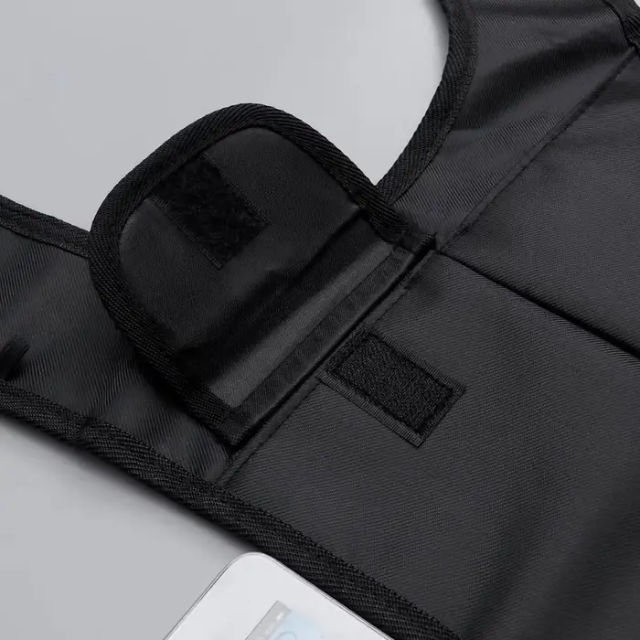 Sac bandoulière noir dissimulé sous le bras