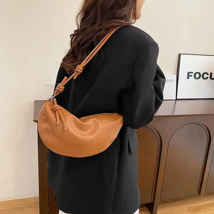 Sac croissant en peau de mouton pour femmes