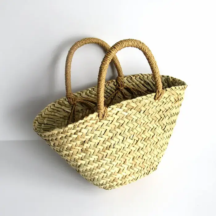 Sac à main triangulaire en herbe tissé Oblique