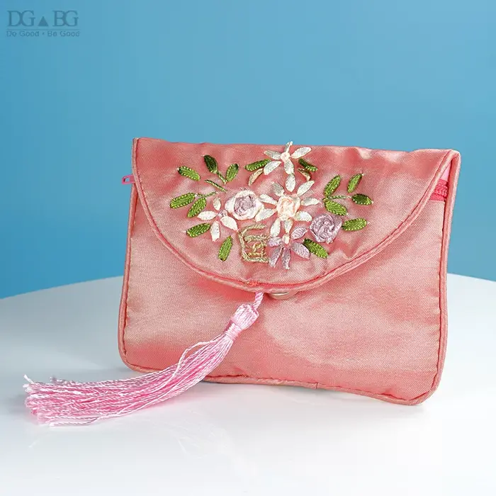 Petit sac à main à fermeture éclair en satin avec boucle magnétique