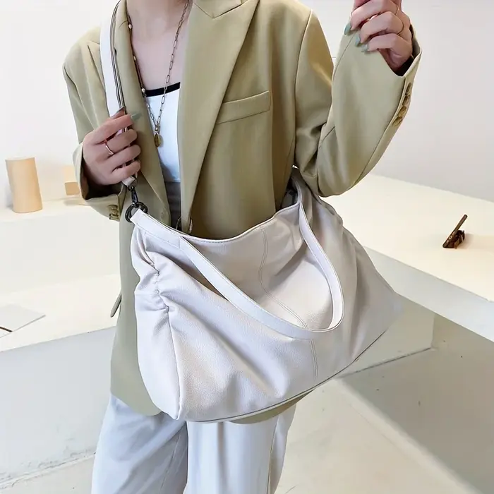 Grand Sac Hobo Noir à Bandoulière en Cuir Souple pour Femme