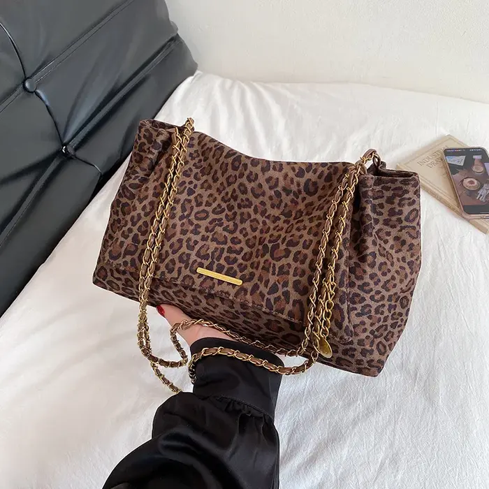 Sac à main vintage à imprimé léopard avec chaîne