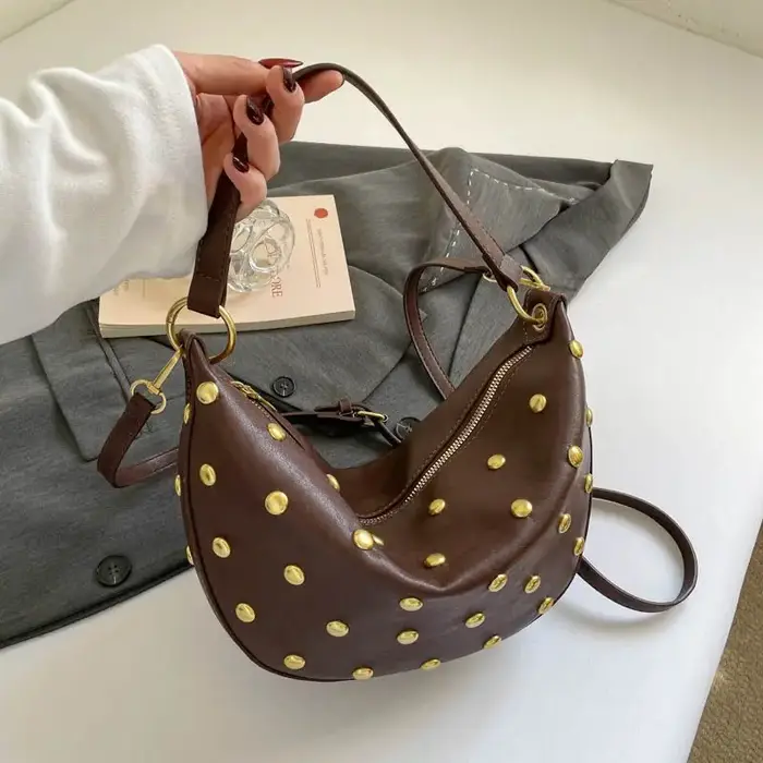 Sac à main à rivets de style punk, sac à bandoulière polyvalent en cuir PU de haute qualité pour femme, idéal pour les sorties quotidiennes.