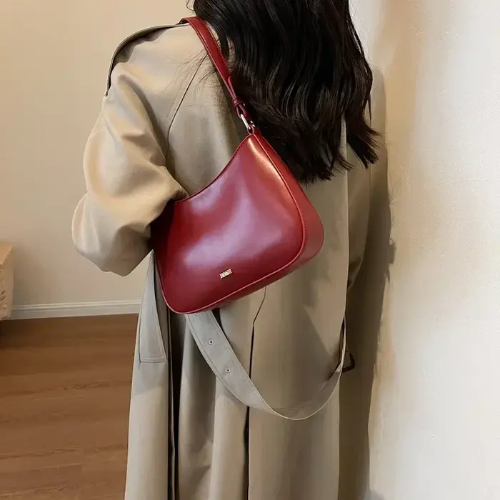Sacs à bandoulière rouges sous les bras pour femmes
