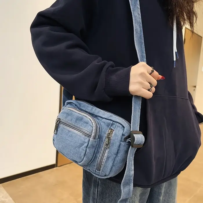 Petit sac à bandoulière classique en denim