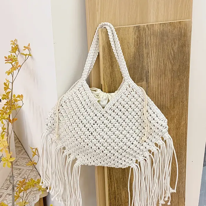 Sac à bandoulière tressé à pompons pour femme