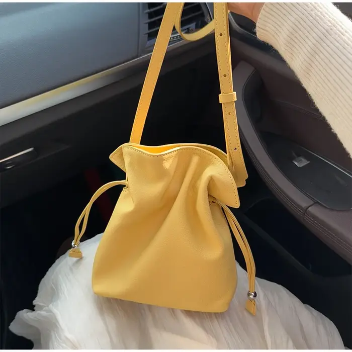 Sac nuage de marque en cuir souple avec fermeture à cordon