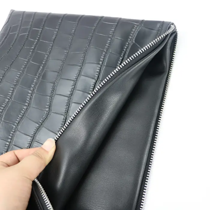 Pochette noire personnalisée en cuir véritable pour femme