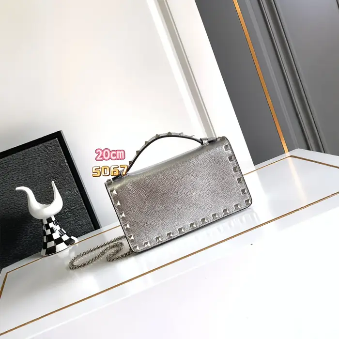 Sac carré matelassé en cuir de veau texturé avec chaîne