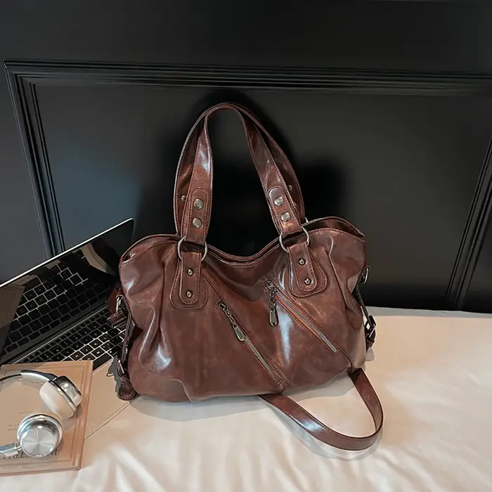 Sac à bandoulière en PU brillant avec fermeture éclair à rivets