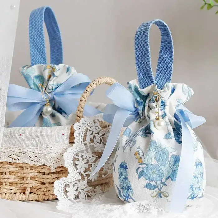 Mini sac à cordon en toile à motif floral avec nœud papillon et chaîne de perles