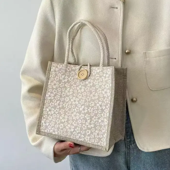 Mini sac fourre-tout en lin blanc avec motif floral en relief et fermeture à bouton en bois pour les