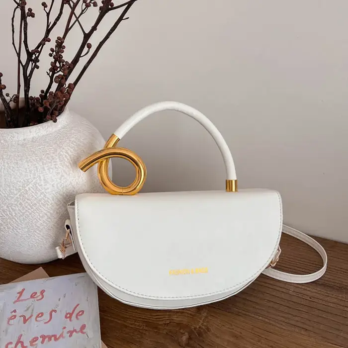 Sac bandoulière de style selle avec sangle, tendance et élégant, doté d'une texture de haute qualité