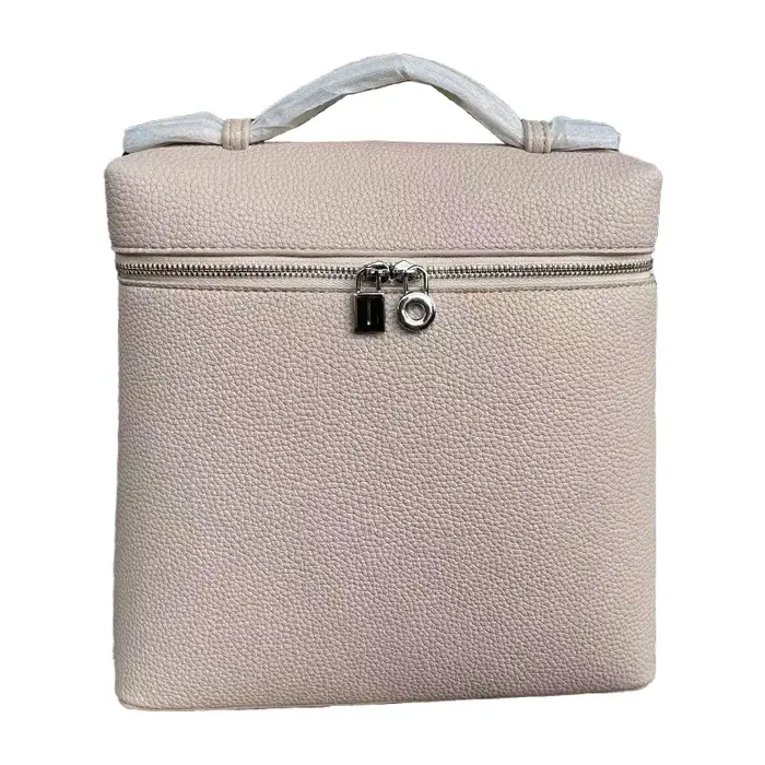 Sac à bandoulière en cuir de vachette pleine fleur avec boucle argentée