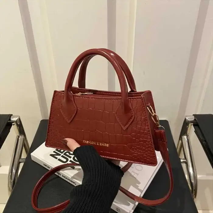 Sac à main élégant rouge bordeaux