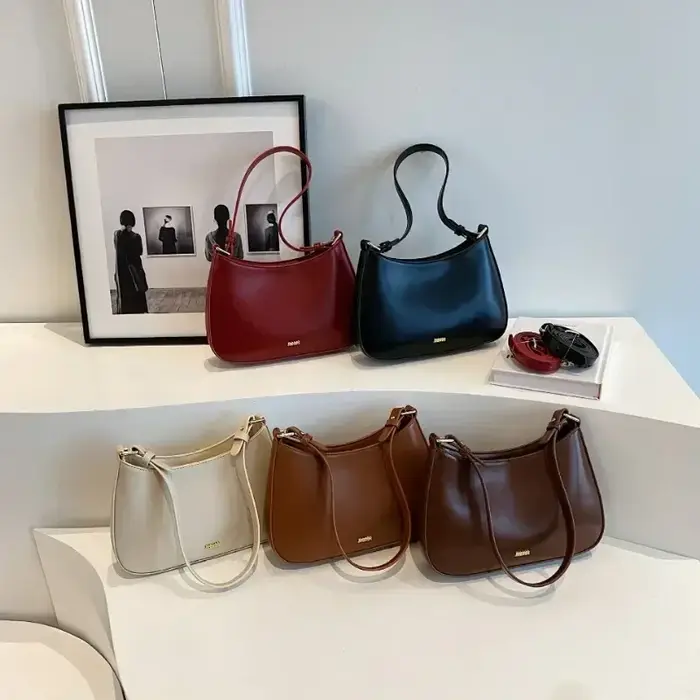 Sacs à bandoulière rouges sous les bras pour femmes