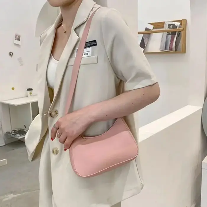 Sac à main tendance et élégant de couleur unie