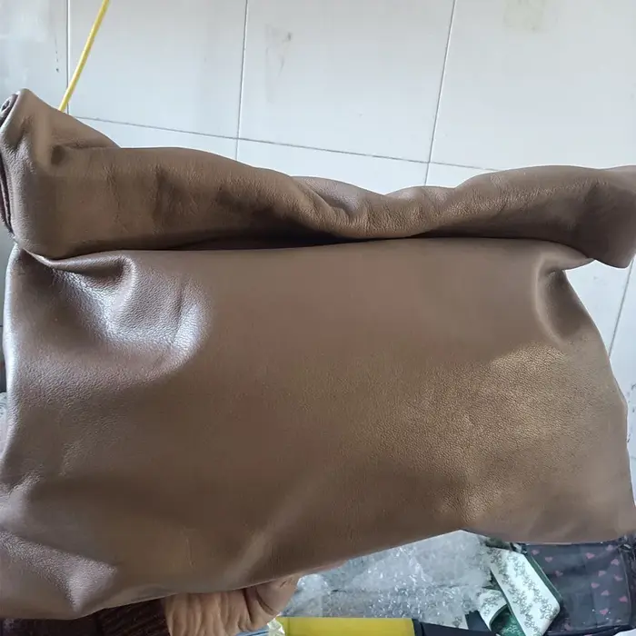 Sac en cuir souple à bords roulants pour femme