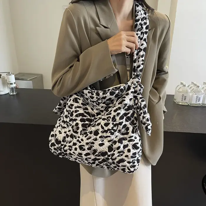 Sac à main en tissu imprimé léopard