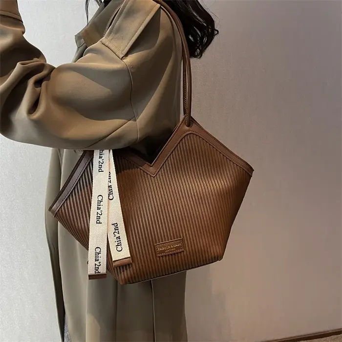 Sac fourre-tout grande capacité pour femme – Nouvelle collection été – Sac à bandoulière tendance pour le travail et les cours – Style urbain en PU – Vente flash de la saison