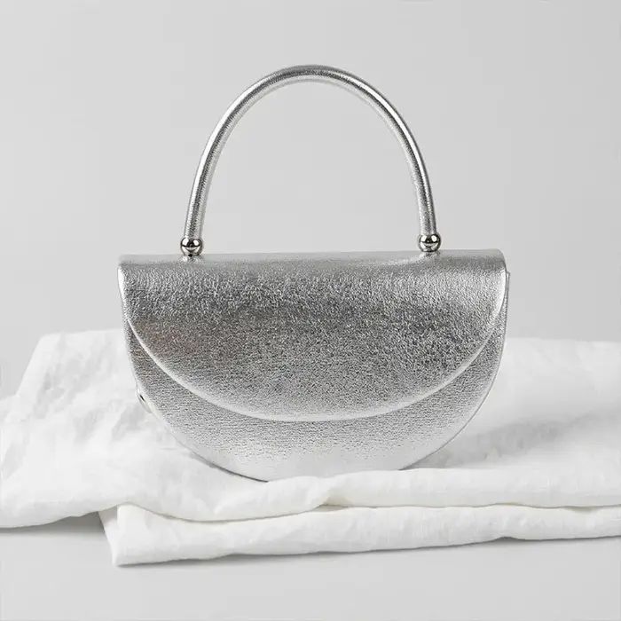 Sac à bandoulière incrusté de diamants
