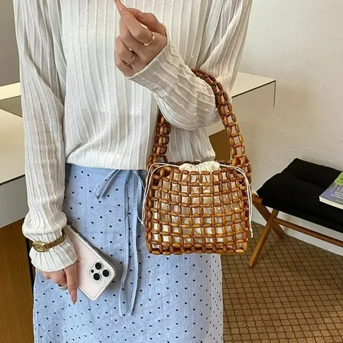 Sac à main tressé en perles de bois fait main