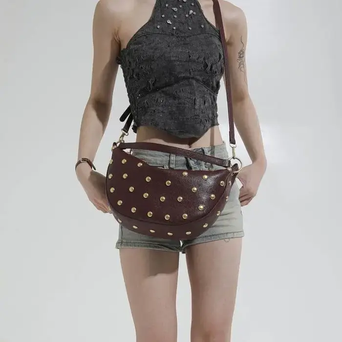 Sac à main à rivets de style punk, sac à bandoulière polyvalent en cuir PU de haute qualité pour femme, idéal pour les sorties quotidiennes.