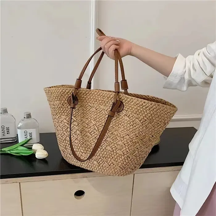 Sac fourre-tout en paille fait à la main