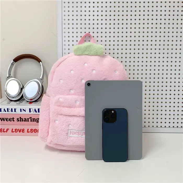Sacs à dos classiques en peluche couleur unie motif fraise pour femmes 2026 – Grande capacité avec poche intérieure zippée – Vente chaude