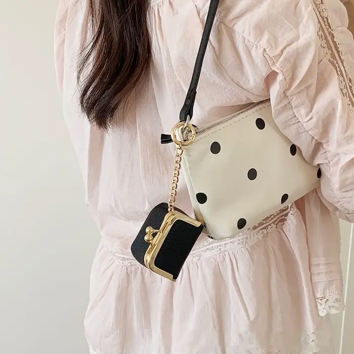 Mini pochette rétro en PU grainé avec chaîne métallique pour sacs, idéale pour ranger boucles d'oreilles, colliers, pièces de monnaie, écouteurs et rouge à lèvres, bijoux portables.