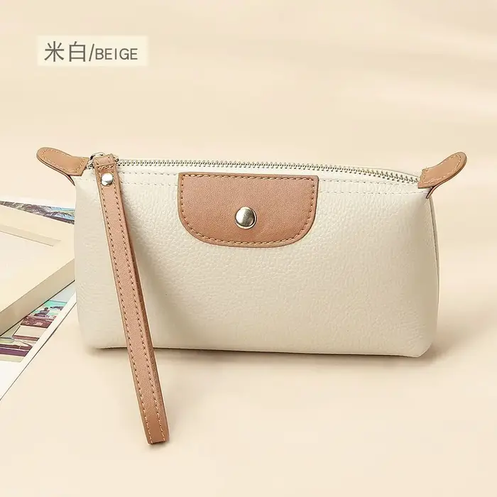 Le nouveau portefeuille pour femme en cuir souple et tendance avec des couleurs contrastées est un s